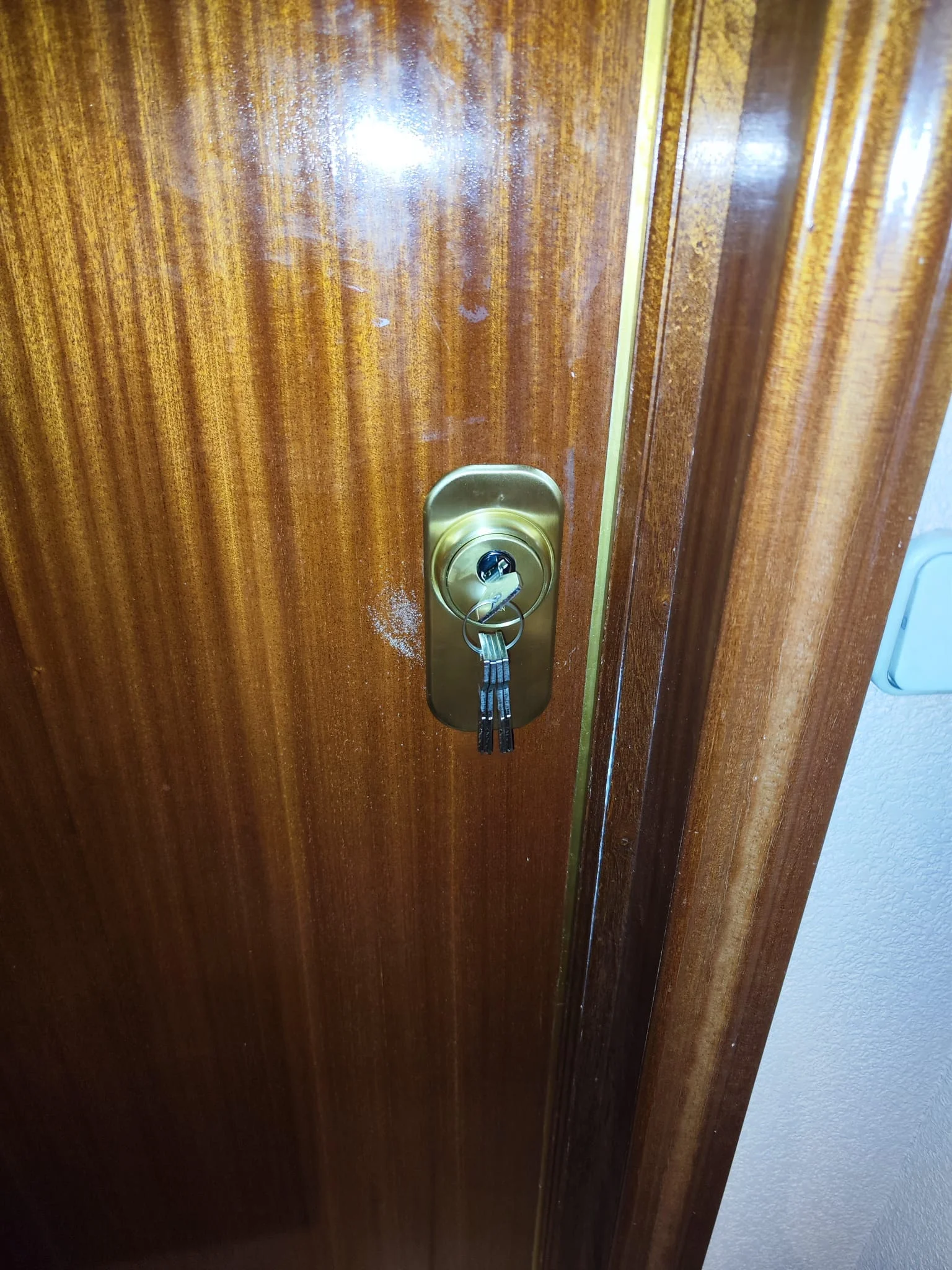 Bombín y escudo nuevos instalados tras el servicio en Carabanchel